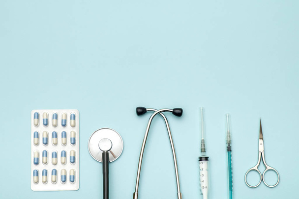 Flat lay of medical tools on colored background - Foto, immagini