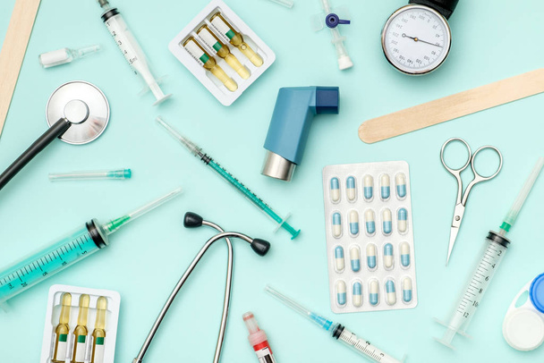Flache Verlegung medizinischer Werkzeuge auf farbigem Hintergrund - Foto, Bild