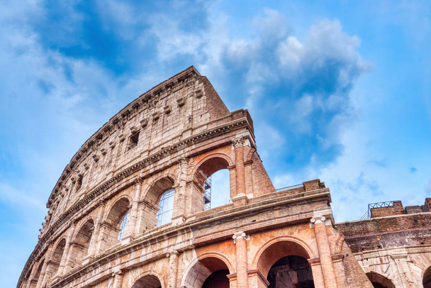 schönes Kolosseum im Detail an einem bewölkten Tag, Rom - Foto, Bild