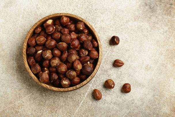 přírodní organické lískové ořechy na stole - Fotografie, Obrázek