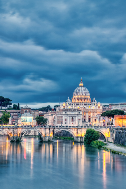 Valaistu Pyhän Pietarin katedraali Roomassa hämärässä
 - Valokuva, kuva