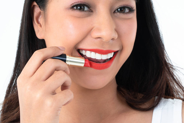 Close-up gezicht van schoonheid Aziatische vrouw is het aanbrengen van rode lippenstift en make-up. Concept van cosmetische en huidverzorging - Foto, afbeelding