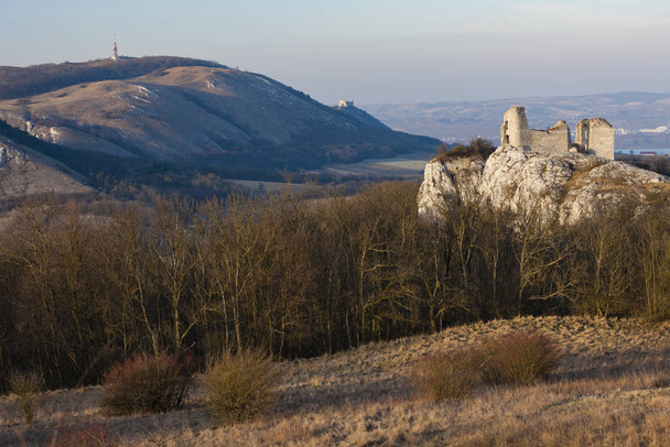 Sirotci hradek ruïnes en Devicky ruïnes op Palava regio, Zuid-M - Foto, afbeelding