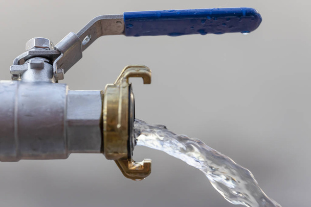 утечка воды из клапана
 - Фото, изображение