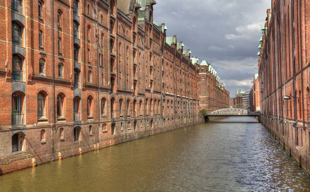 Canal és raktárak Hamburgban, Németországban - Fotó, kép
