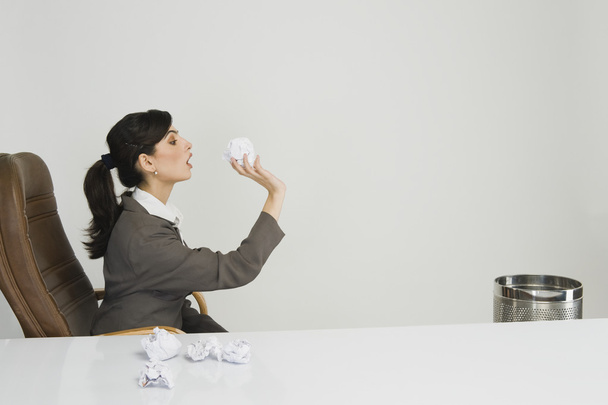 Businesswoman throwing crumpled paper - Foto, imagen