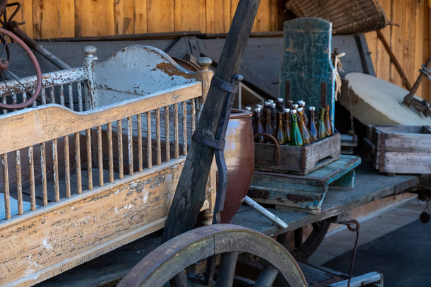 Starý vozík ve stodole - Fotografie, Obrázek