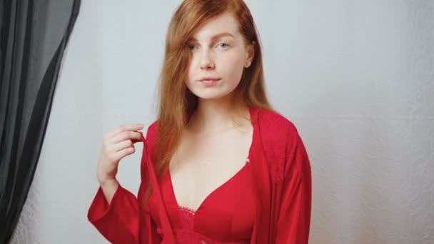 Vídeo de ruiva linda menina em pijama vermelho em casa interior
 - Filmagem, Vídeo