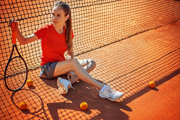 Female tennis player on the tennis court - Foto, Imagen