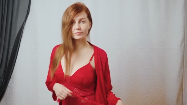 Vídeo de ruiva linda menina em pijama de seda vermelha
 - Filmagem, Vídeo