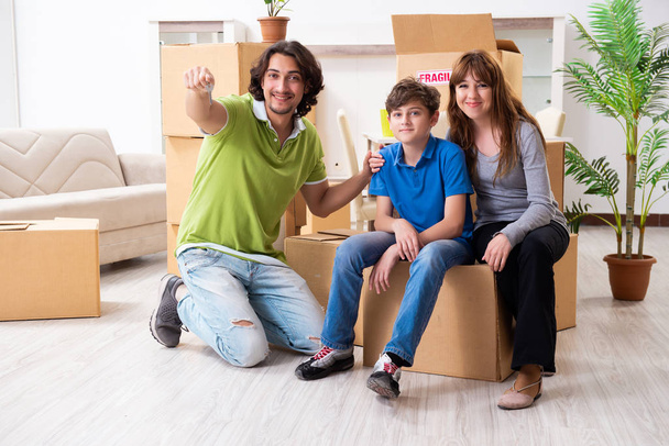 Молодая семья переезжает в новую квартиру - Фото, изображение