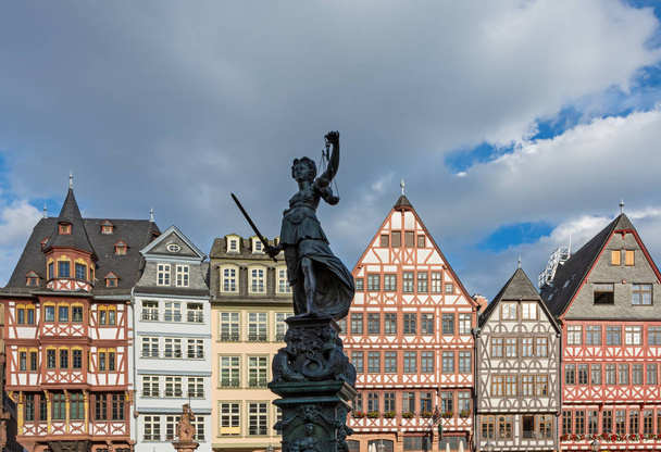 Lady Justice en el casco antiguo de Frankfurt
 - Foto, Imagen