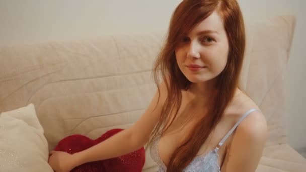 Evde mavi dantel pijamalı kızıl kızın videosu. - Video, Çekim