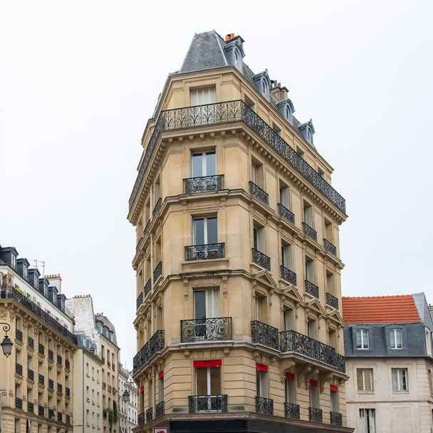 Paříž, typická budova, Pařížská fasáda a okna Rue de Rivoli  - Fotografie, Obrázek