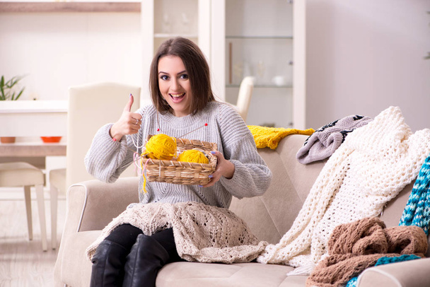 Young beautiful woman knitting at home - Foto, afbeelding