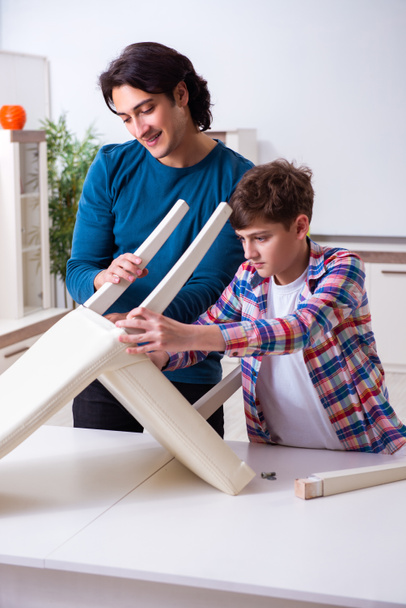 Genç marangoz oğluna öğretiyor - Fotoğraf, Görsel