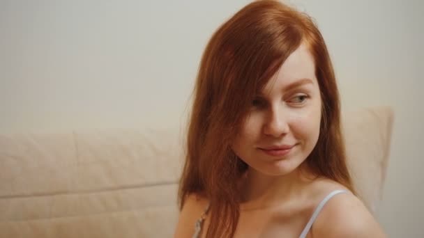 Mavi dantel pijamalı kızıl genç bir kadının videosu. - Video, Çekim