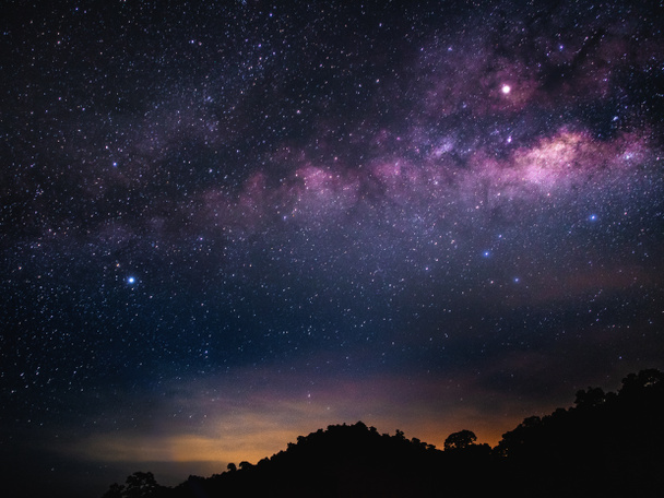 Η ομορφιά του Γαλαξία και τα αστέρια στο νυχτερινό ουρανό πριν από την ανατολή του ηλίου. - Φωτογραφία, εικόνα