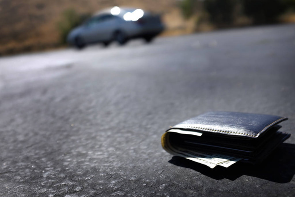 Portemonnee uitgevallen auto rijbaan Road - Foto, afbeelding