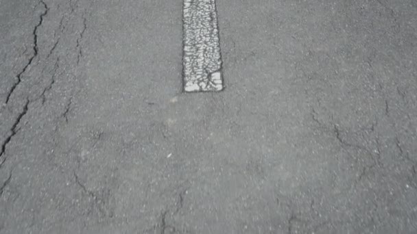 Flecha blanca Shabby sobre asfalto gris viejo agrietado. Marcado en carretera de la dirección de movimiento. El concepto de elegir el objetivo correcto en los negocios y tomar decisiones importantes que cambian la vida
 - Metraje, vídeo