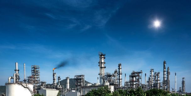 Widok panoramiczny na rafinerię ropy naftowej i gazu znajdującą się na dużym obszarze przemysłowym. - Zdjęcie, obraz