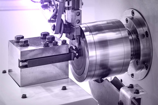 Teilefertigung in der Metallindustrie. Bearbeitung und Veredelung für glatte Oberfläche durch CNC-Maschine - Foto, Bild