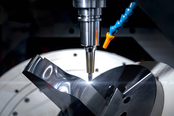 Processo de corte de fresadora CNC de alta precisão para a formação de peças metálicas usando lâminas
 - Foto, Imagem