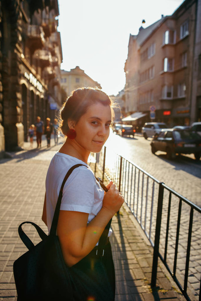 retrato de mulher bonita no pôr do sol na rua da cidade
 - Foto, Imagem