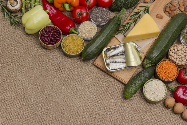 Joukko terveellistä ruokaa: juusto sardiinit, lehtivihannekset, pavut
  - Valokuva, kuva