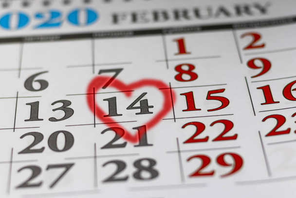 Dia dos Namorados 14 é marcado no calendário com um coração em vermelho. Conceito de férias
 - Foto, Imagem