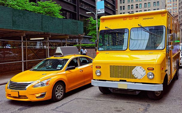 Tradycyjna żółta taksówka i van na Manhattanie. - Zdjęcie, obraz