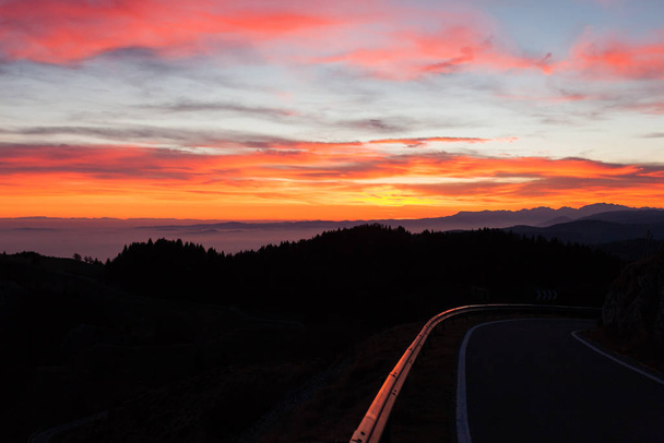 Dramatická rudá obloha s odrazům na strážní silnici - Fotografie, Obrázek