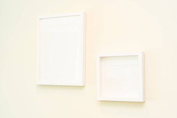 Empty photo frame on wall decoration interior - Foto, afbeelding