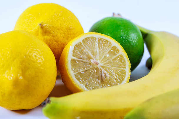 Concept de saine alimentation, perte de poids,. Bananes, citron, citron vert
. - Photo, image
