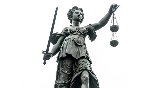 estátua da justiça com espada e escala
 - Foto, Imagem