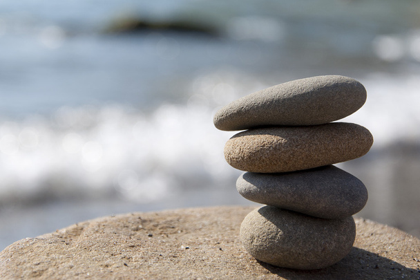 Сбалансированные камни (галька) на берегу моря
 - Фото, изображение