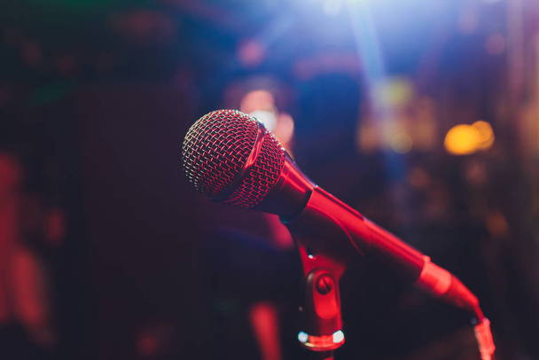 Крупним планом мікрофон в концертному залі або конференц-залі
. - Фото, зображення