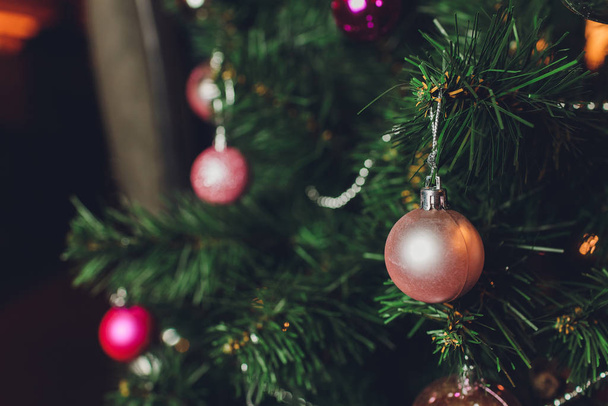 Weihnachtsdekoration Baum, Kugeln und Geschenke auf leuchtenden Lichtern Hintergrund. - Foto, Bild