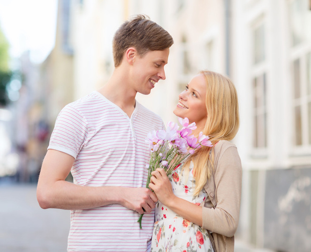 Couple with flowers in the city - Zdjęcie, obraz