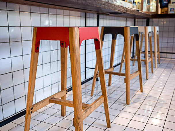 Σύγχρονες χρωματιστές ξύλινες καρέκλες ή σκαμπό μπαρ. - Φωτογραφία, εικόνα