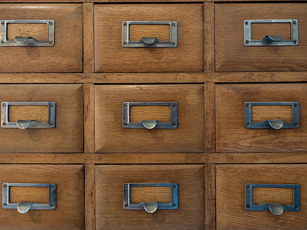 Старые шкафы каталога старинных деревянных библиотечных карточек
. - Фото, изображение