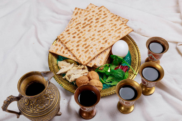 Pascha matzoh joods vakantie brood met kiddush vier kopje wijn - Foto, afbeelding