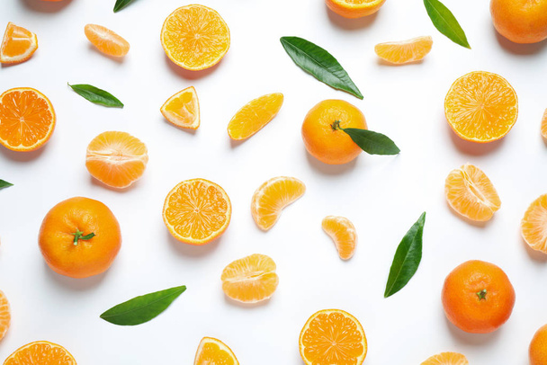 Composition with fresh ripe tangerines and leaves on white background, flat lay. Citrus fruit - Foto, Imagem