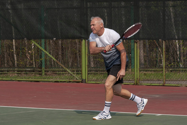 Teniszező férfi a szabadtéri pályán - Fotó, kép