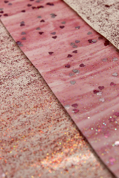 Esta es una fotografía de un fondo abstracto creado por la organización de rayas creadas con pintura de brillo rosa y lentejuelas del corazón
 - Foto, Imagen