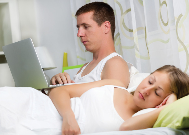 Couple with laptop in bed - Valokuva, kuva