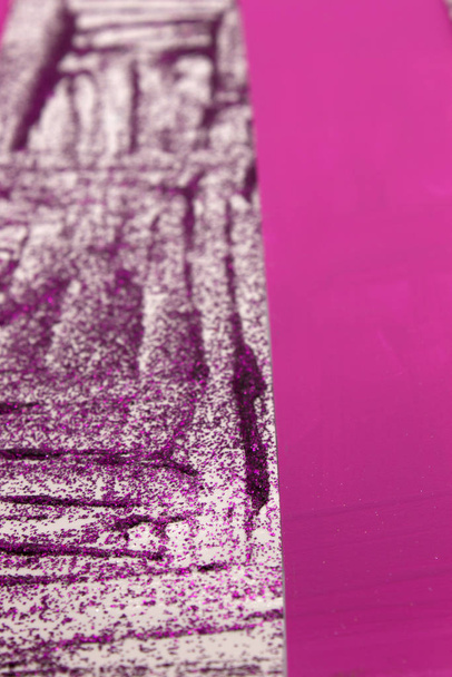 Esta es una fotografía de un fondo abstracto creado por la organización de rayas creadas con pintura púrpura brillo y Fuschia Pink pintura acrílica
 - Foto, imagen