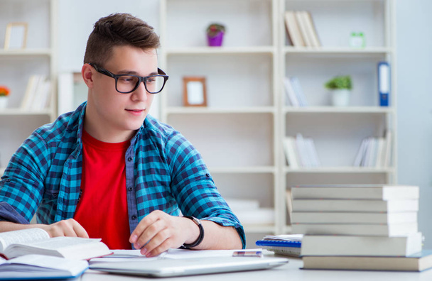 Fiatal tinédzser készül vizsgák tanul egy íróasztal belsejében - Fotó, kép