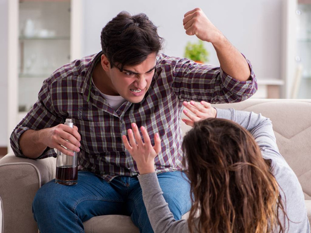 Concepto de violencia doméstica en una discusión familiar con alcoho borracho - Foto, Imagen