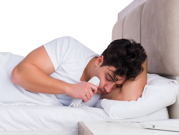 Homme au lit souffrant d'insomnie - Photo, image